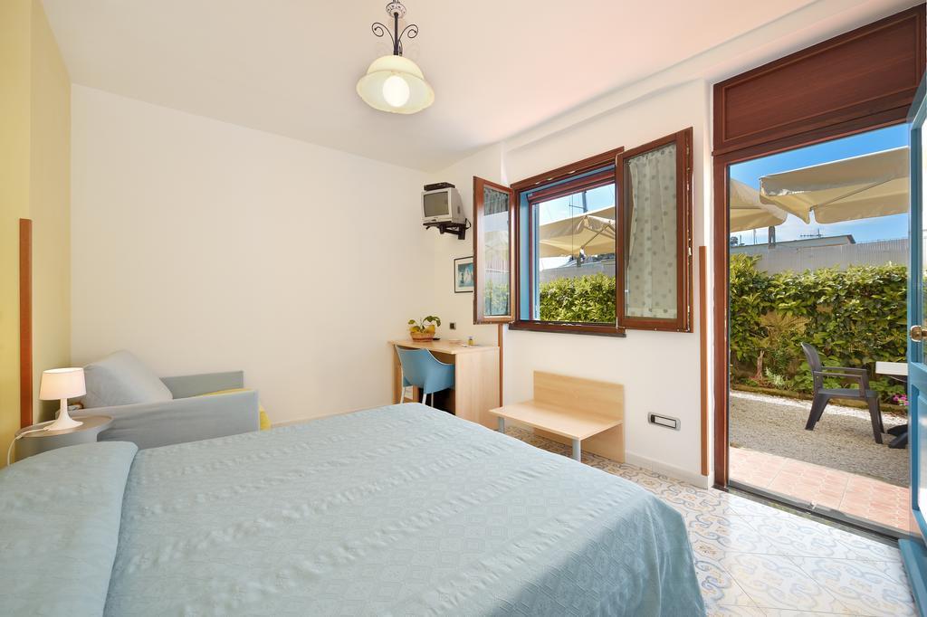 Deluxe Room (2 Adults + 1 Child),197560351:JPEG